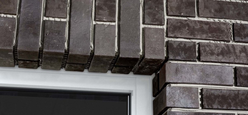 Klinkkeritiilien asettaminen riippuu rakennuksen arkkitehtuurista, jotta julkisivuelementit voidaan korostaa suotuisasti Klinkkeritiilien asettaminen riippuu rakennuksen arkkitehtuurista, jotta julkisivuelementit voidaan korostaa suotuisasti