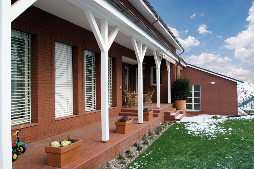 Klinkkeripinnoitettu tiili on pakkasenkestävä, joten sitä voidaan käyttää maan kylmillä alueilla Klinkkeripinnoitettu tiili on pakkasenkestävä, joten sitä voidaan käyttää maan kylmillä alueilla