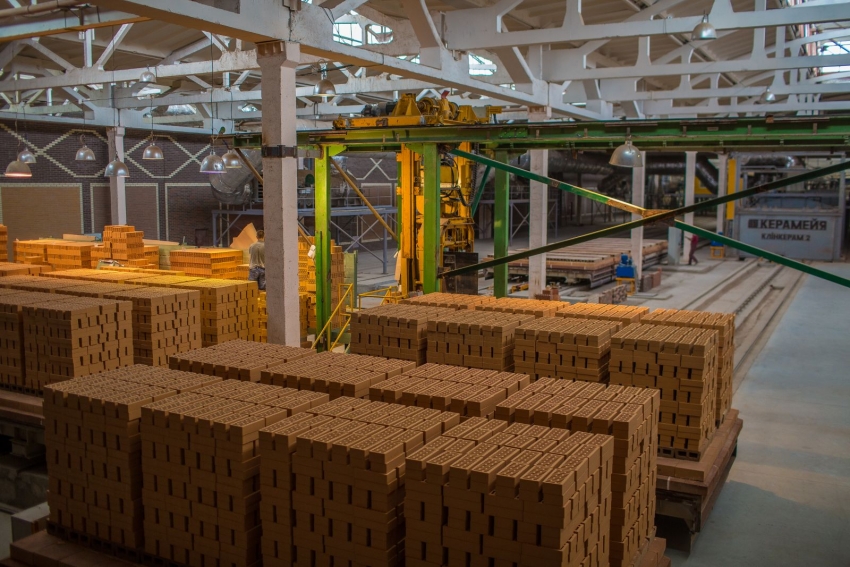 Muodostuneiden tiilien polttaminen suoritetaan 1000 ° C: n lämpötilassa Muodostuneiden tiilien polttaminen suoritetaan 1000 ° C: n lämpötilassa