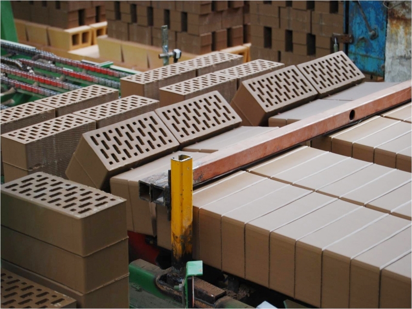 Klinkkerin nykyaikainen tuotanto antaa meille mahdollisuuden tuottaa korkealaatuisia tiilejä ja laattoja, joilla on selkeät geometriset mitat Klinkkerin nykyaikainen tuotanto antaa meille mahdollisuuden tuottaa korkealaatuisia tiilejä ja laattoja, joilla on selkeät geometriset mitat