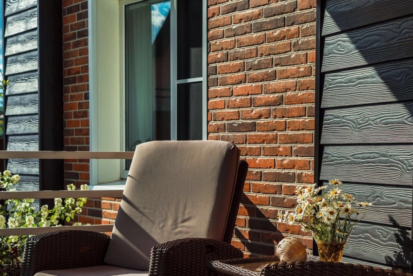 Teksturoidut klinkkerilaatat yhdistyvät kauniisti rakennuksen puuelementteihin Teksturoidut klinkkerilaatat yhdistyvät kauniisti rakennuksen puuelementteihin