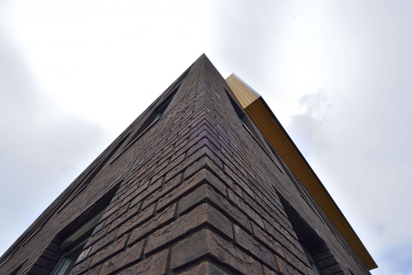 Fubsortierubg-klinkkerimallistossa on harmaa-hopea sävy, joka muuttuu sujuvasti rikkaaksi mustaksi Fubsortierubg-klinkkerimallistossa on harmaa-hopea sävy, joka muuttuu sujuvasti rikkaaksi mustaksi