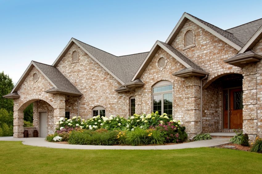 Klinkkeritiiliä voidaan erinomaisen koristeominaisuutensa vuoksi käyttää rakennusten ulko- ja sisustuskoristeluihin. Klinkkeritiiliä voidaan erinomaisen koristeominaisuutensa vuoksi käyttää rakennusten ulko- ja sisustuskoristeluihin.