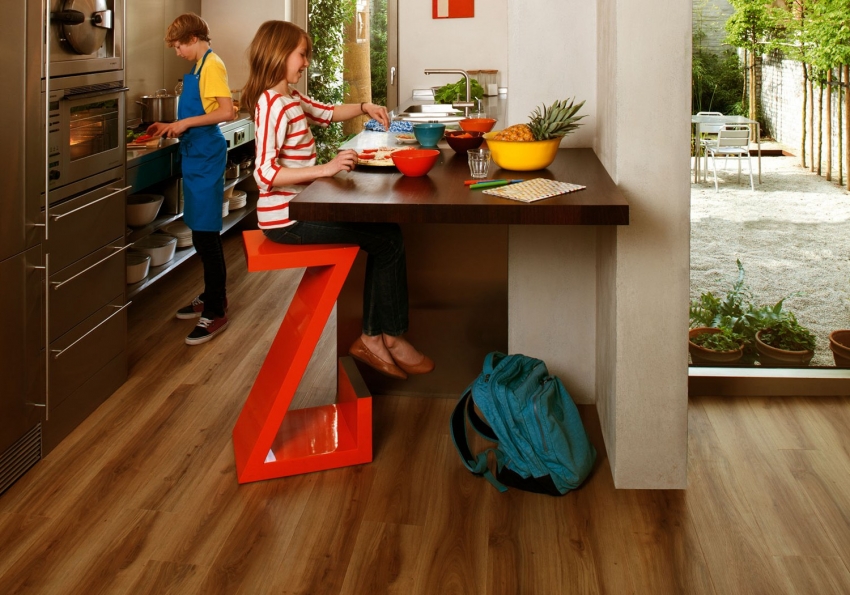 Kvartsvinylfliser har et tilstrækkeligt slidstyrke, hvilket gør det muligt at bruge det i rum med høj trafik Kvartsvinylfliser har et tilstrækkeligt slidstyrke, hvilket gør det muligt at bruge det i rum med høj trafik