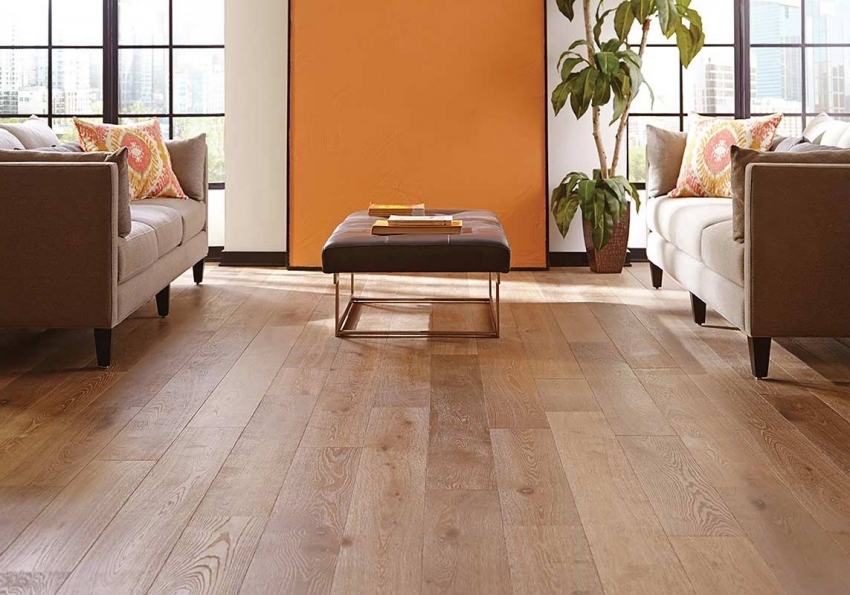 Omkostningerne ved klæbende kvartsvinylfliser er lavere end for andre typer af dette materiale Omkostningerne ved klæbende kvartsvinylfliser er lavere end for andre typer af dette materiale