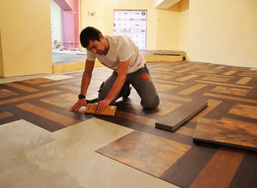 Inden fliserne lægges, skal underlaget rengøres og tørres. Inden fliserne lægges, skal underlaget rengøres og tørres.