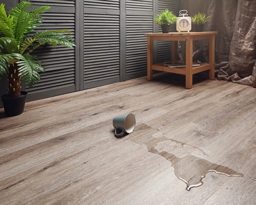 Selvklæbende kvartsvinylfliser er en af de bedste løsninger til gulvbelægning på grund af tilstedeværelsen af mange positive egenskaber, herunder fugtbestandighed Selvklæbende kvartsvinylfliser er en af de bedste løsninger til gulvbelægning på grund af tilstedeværelsen af mange positive egenskaber, herunder fugtbestandighed