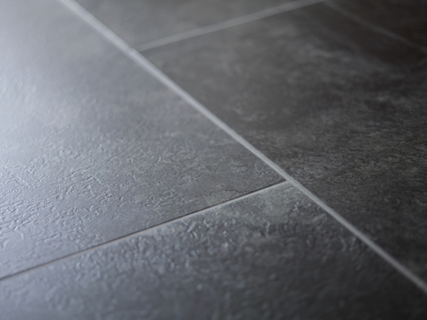 Til efterbehandling af gulvet i et rum med alvorlige belastninger bruges sammenlåsende fliser med limning Til efterbehandling af gulvet i et rum med alvorlige belastninger bruges sammenlåsende fliser med limning