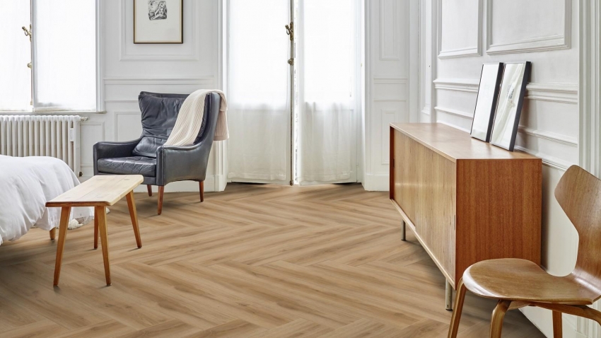 På grund af det faktum, at klæbemidlet til kvartsvinylfliser har fugtbestandige egenskaber, oprettes et ekstra vandtætningslag under belægningen På grund af det faktum, at klæbemidlet til kvartsvinylfliser har fugtbestandige egenskaber, oprettes et ekstra vandtætningslag under belægningen