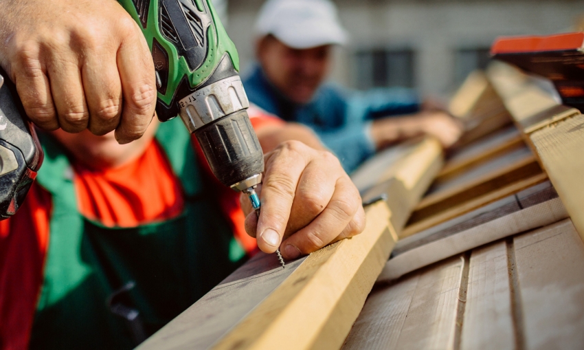 Da biste pokrili krov metalnim pločicama, prvo morate montirati sanduk Da biste pokrili krov metalnim pločicama, prvo morate montirati sanduk