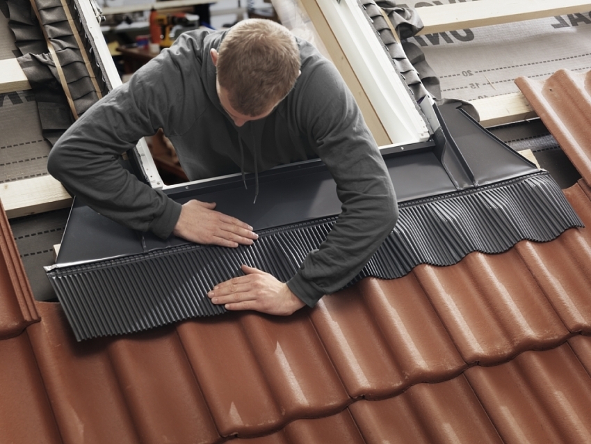 Ugradnja krovnog prozora izvodi se nakon polaganja svih slojeva krovnog kolača Ugradnja krovnog prozora izvodi se nakon polaganja svih slojeva krovnog kolača