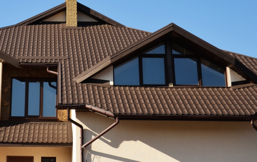 Metalna pločica Monterrey prilično je izdržljiv materijal zbog prisutnosti ukrućenja Metalna pločica Monterrey prilično je izdržljiv materijal zbog prisutnosti ukrućenja