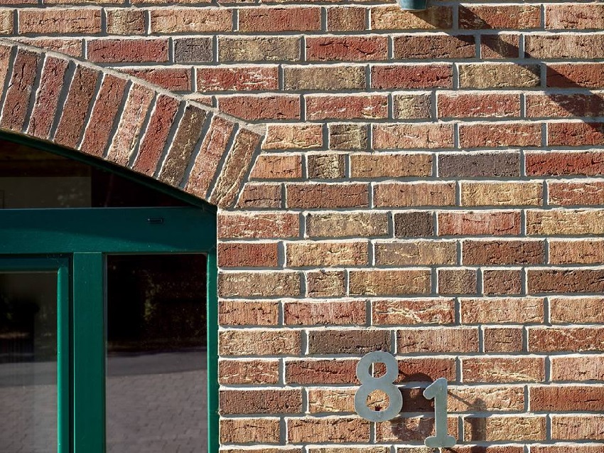 Gạch trang trí có thể được kết hợp về kết cấu và màu sắc để tạo ra một diện mạo mặt tiền độc đáo. Gạch trang trí có thể được kết hợp về kết cấu và màu sắc để tạo ra một diện mạo mặt tiền độc đáo.