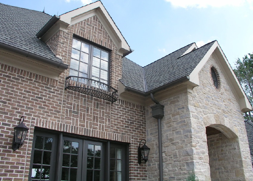 Một ví dụ về sự kết hợp thành công giữa việc sử dụng gạch ốp lát và đá tự nhiên để hoàn thiện mặt tiền của một tòa nhà Một ví dụ về sự kết hợp thành công giữa việc sử dụng gạch ốp lát và đá tự nhiên để hoàn thiện mặt tiền của một tòa nhà