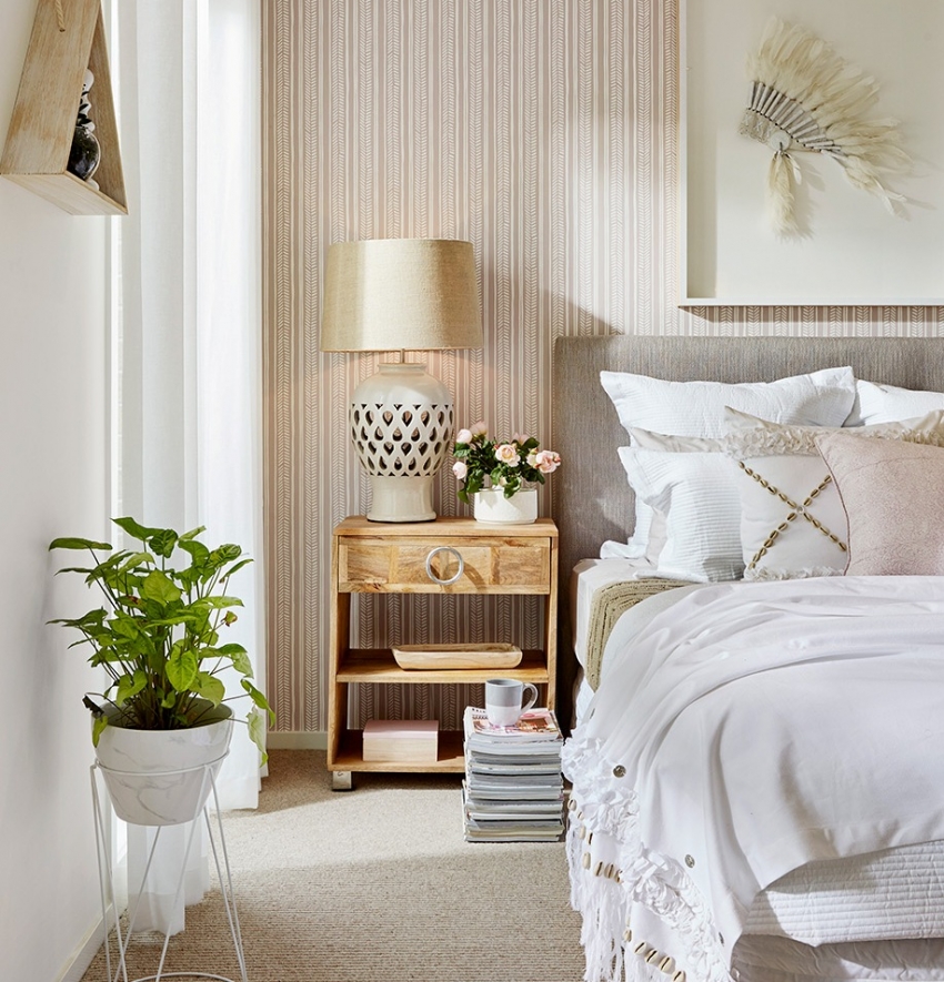 Ang mga masarap na kulay ng kahel o kayumanggi ay nagtataguyod ng pagpapahinga, kaya perpekto sila para sa dekorasyon ng isang silid-tulugan Ang mga masarap na kulay ng kahel o kayumanggi ay nagtataguyod ng pagpapahinga, kaya perpekto sila para sa dekorasyon ng isang silid-tulugan