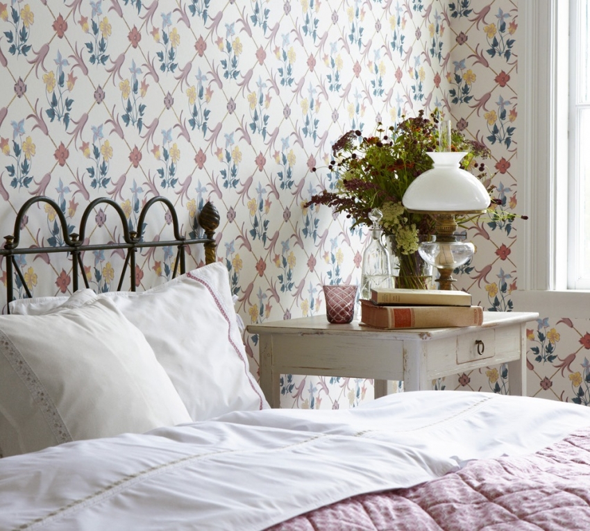 Kapag pinalamutian ang isang maliit na silid-tulugan, mahalagang isaalang-alang na ang wallpaper na may isang paulit-ulit na maliit na pattern ay maaaring biswal na gawing mas maliit ang silid. Kapag pinalamutian ang isang maliit na silid-tulugan, mahalagang isaalang-alang na ang wallpaper na may isang paulit-ulit na maliit na pattern ay maaaring biswal na gawing mas maliit ang silid.