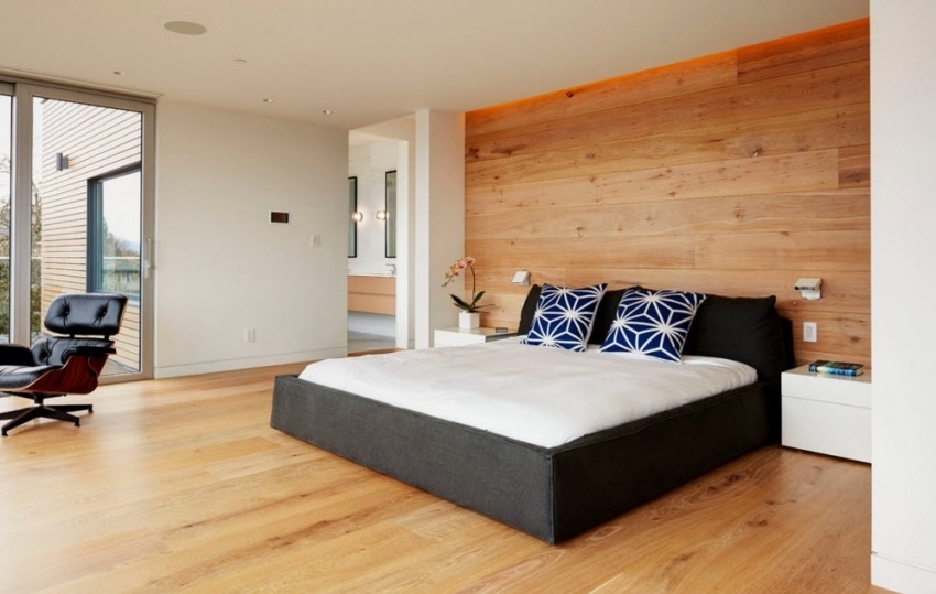 Pinapayagan ka ng pagsasama ng wallpaper na i-highlight ang mga kapaki-pakinabang na lugar ng silid-tulugan Pinapayagan ka ng pagsasama ng wallpaper na i-highlight ang mga kapaki-pakinabang na lugar ng silid-tulugan