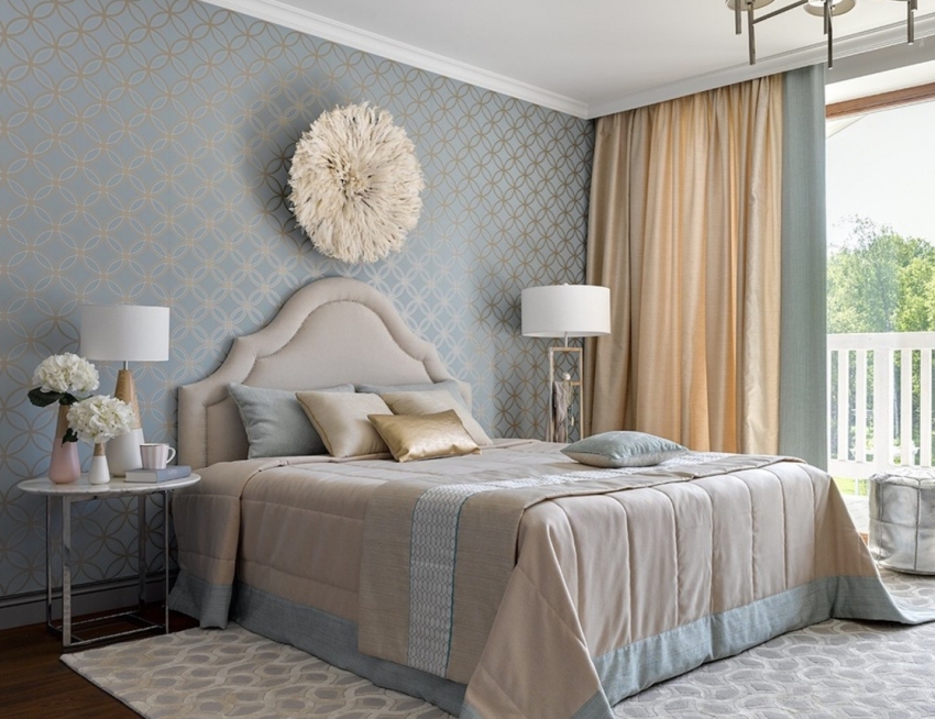 Ang grey wallpaper na may mga burloloy ng ginto ay maaaring magamit para sa panloob na dekorasyon sa isang klasikong istilo Ang grey wallpaper na may mga burloloy ng ginto ay maaaring magamit para sa panloob na dekorasyon sa isang klasikong istilo