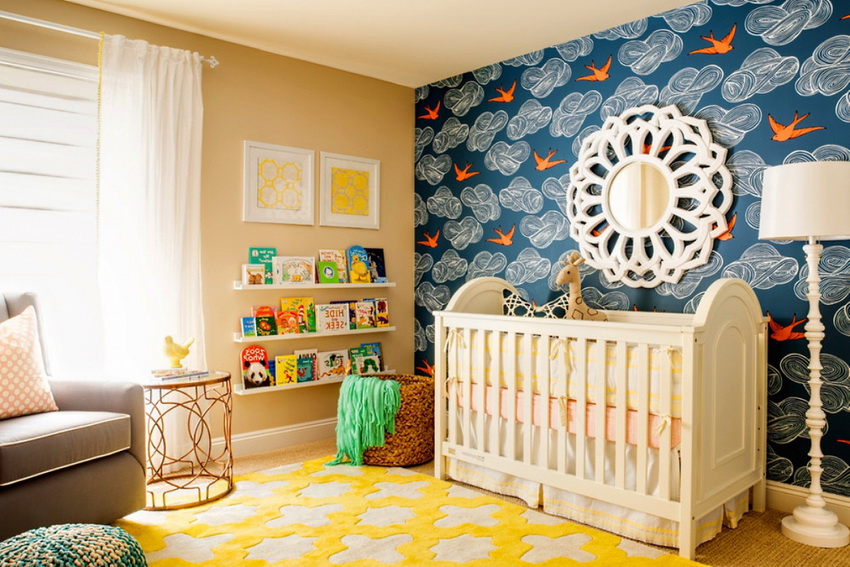 Isang halimbawa ng paggamit ng contrasting bright wallpaper para sa isang accent wall sa silid ng mga bata Isang halimbawa ng paggamit ng contrasting bright wallpaper para sa isang accent wall sa silid ng mga bata