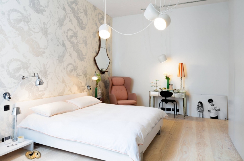 Isang mahalagang hakbang kapag ang pagdidikit ng vinyl wallpaper ay isang de-kalidad na paghahanda sa ibabaw. Isang mahalagang hakbang kapag ang pagdidikit ng vinyl wallpaper ay isang de-kalidad na paghahanda sa ibabaw.