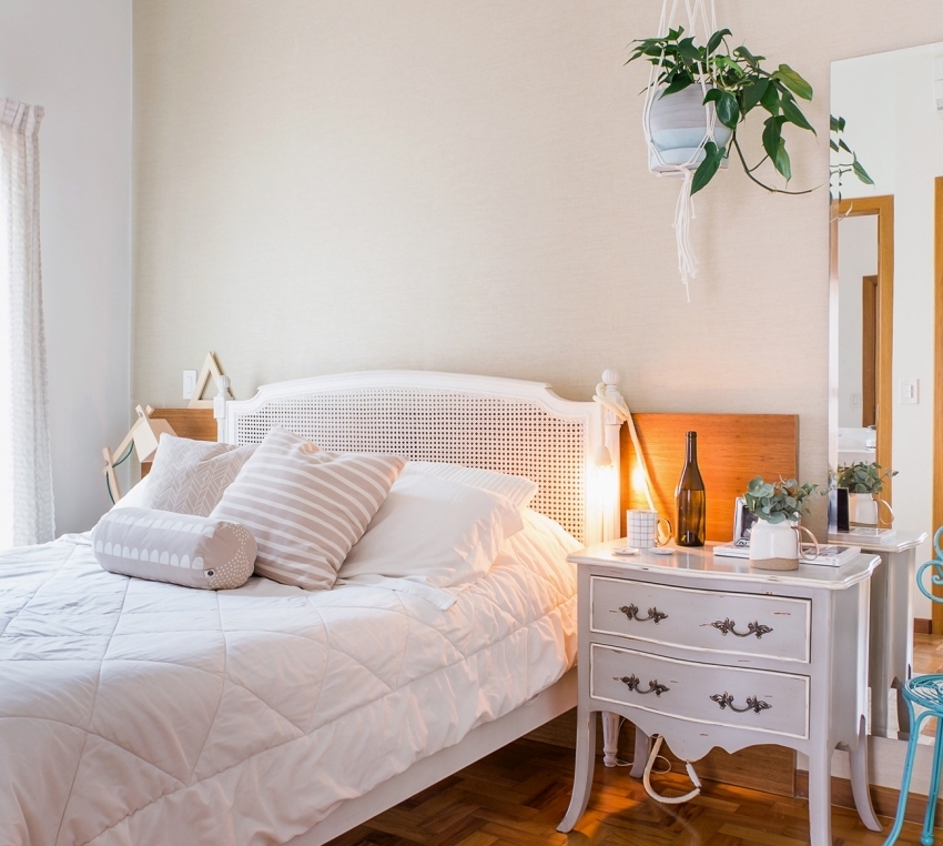 Ang pandekorasyon na layer ng quartz wallpaper ay binubuo ng tinina na quartz sand, na nagbibigay sa tapusin ng isang kaaya-ayang grainy texture. Ang pandekorasyon na layer ng quartz wallpaper ay binubuo ng tinina na quartz sand, na nagbibigay sa tapusin ng isang kaaya-ayang grainy texture.