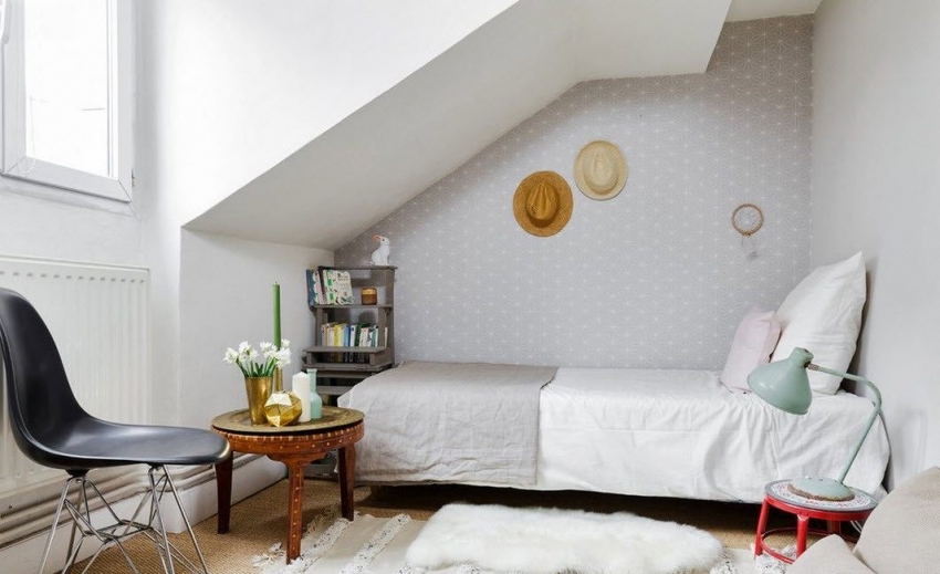 Isang halimbawa ng isang matagumpay na kumbinasyon ng maputlang kulay-abo na wallpaper na may puting trim Isang halimbawa ng isang matagumpay na kumbinasyon ng maputlang kulay-abo na wallpaper na may puting trim