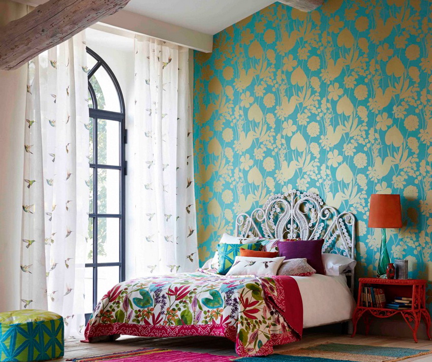 Ang wallpaper na may mga burloloy ng ginto ay ginagamit upang palamutihan ang isang silid-tulugan sa isang oriental o klasikong istilo. Ang wallpaper na may mga burloloy ng ginto ay ginagamit upang palamutihan ang isang silid-tulugan sa isang oriental o klasikong istilo.