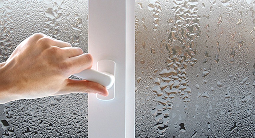 Hvis tætheden brydes, dannes der et område med lav temperatur i rummet nær vinduet, på grund af hvilket ikke kun vinduerne, men også skråningerne og vindueskarmen tåger op Hvis tætheden brydes, dannes der et område med lav temperatur i rummet nær vinduet, på grund af hvilket ikke kun vinduerne, men også skråningerne og vindueskarmen tåger op