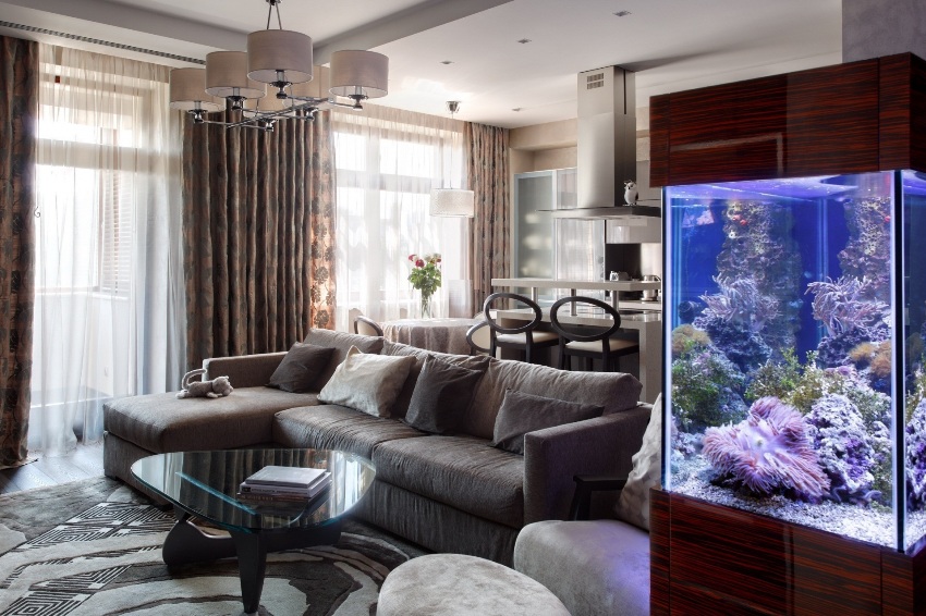 Fugtigheden, som akvariet udsender, afsættes på glasenheden, hvilket resulterer i kondens Fugtigheden, som akvariet udsender, afsættes på glasenheden, hvilket resulterer i kondens