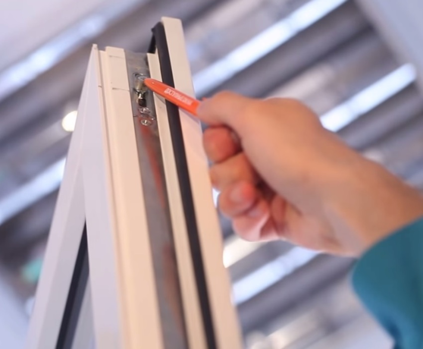 Overførsel af plastvinduer til vintertilstand fjerner deres tåge Overførsel af plastvinduer til vintertilstand fjerner deres tåge