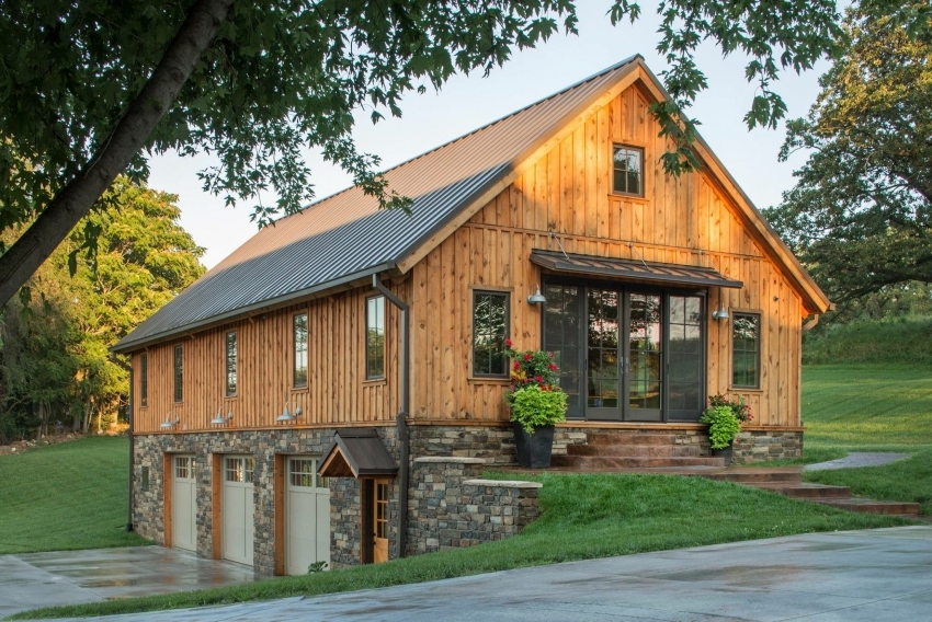 Ang pagkakaroon ng isang garahe sa ilalim ng parehong bubong sa bahay ay magpapahintulot sa iyo na kumportable na maihatid ang kotse sa malamig na panahon Ang pagkakaroon ng isang garahe sa ilalim ng parehong bubong sa bahay ay magpapahintulot sa iyo na kumportable na maihatid ang kotse sa malamig na panahon