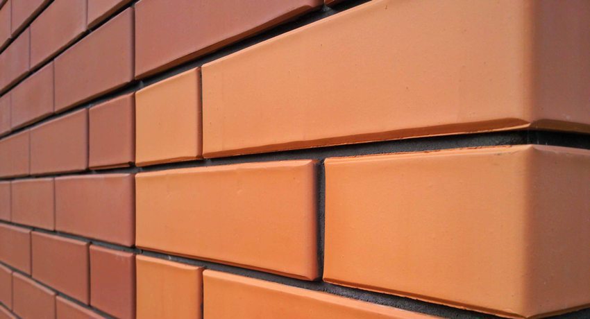 Cigla ima dobar pokazatelj otpornosti na vlagu i smrzavanje, kao i toplinsku vodljivost Veličine cigle jedna i pol, jednostruke i dvostruke: njihove vrste i značajke