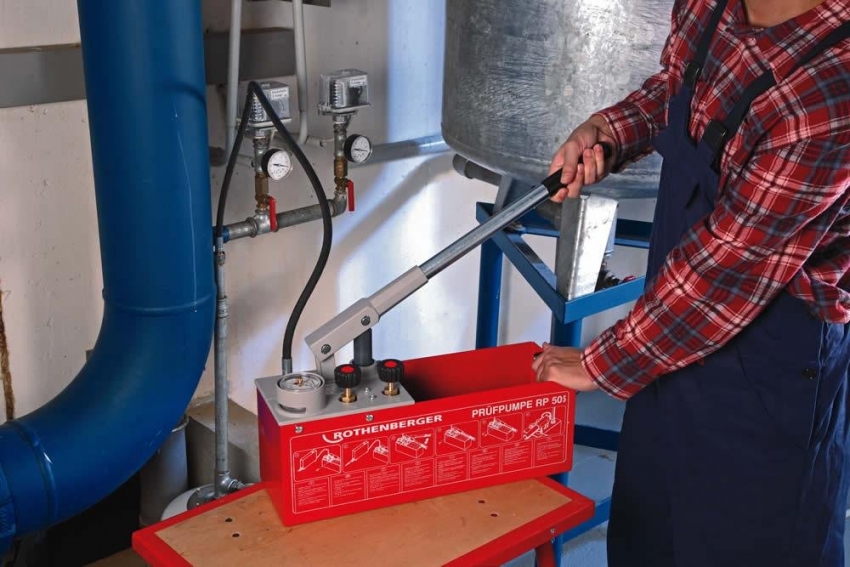 בדיקת לחץ ידנית משמשת לשאיבת נוזלים למערכת בדיקת לחץ ידנית משמשת לשאיבת נוזלים למערכת