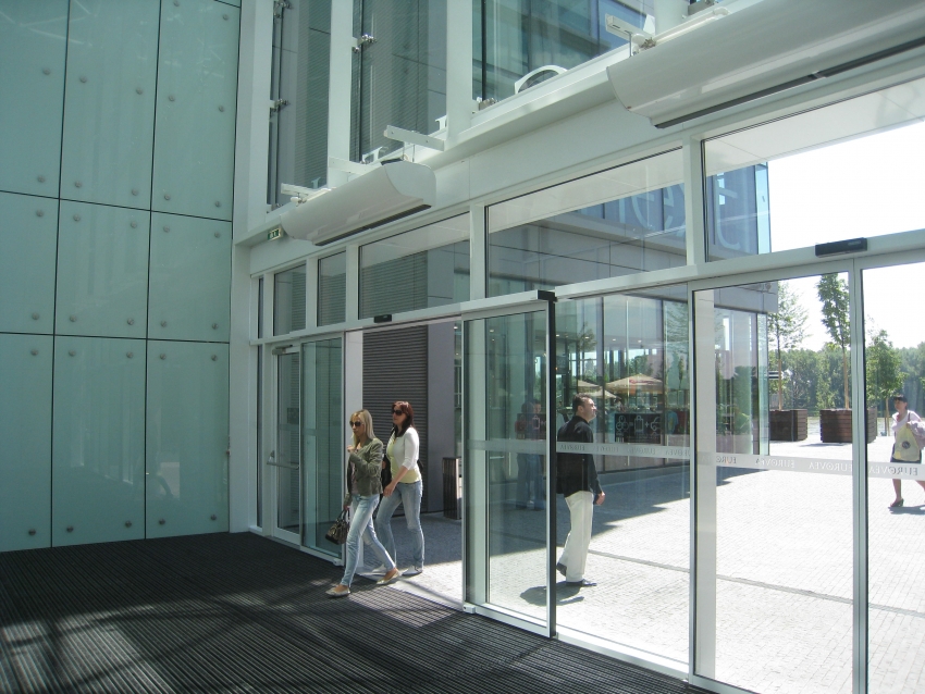 בבחירת וילון, שימו לב לאורך המכשיר, שאמור לכסות את פתח הדלת לחלוטין בבחירת וילון, שימו לב לאורך המכשיר, שאמור לכסות את פתח הדלת לחלוטין