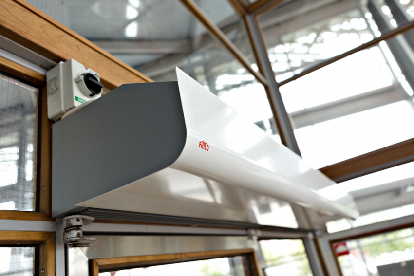 עדיף להפקיד חיבור של וילון חום עם נושא חום מים בידי מומחה עדיף להפקיד חיבור של וילון חום עם נושא חום מים בידי מומחה