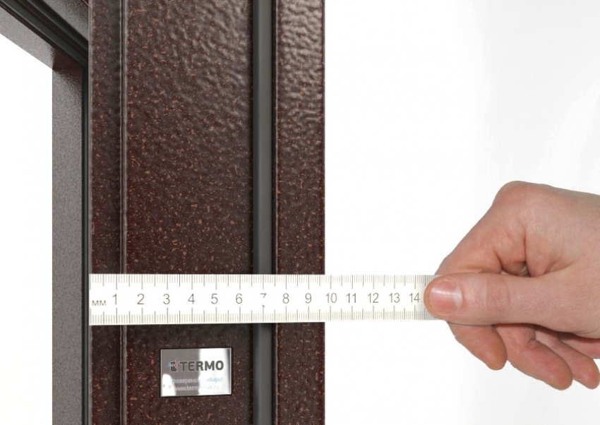 Beim Kauf von Türen mit thermischer Trennung ist zu berücksichtigen, dass die Breite eines solchen Designs größer ist als die von Standarddesigns. Beim Kauf von Türen mit thermischer Trennung ist zu berücksichtigen, dass die Breite eines solchen Designs größer ist als die von Standarddesigns.