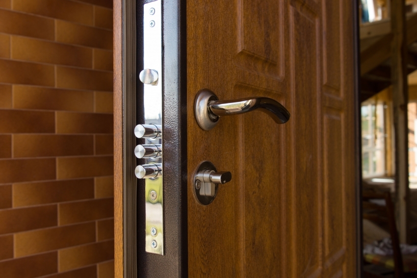 Bei der Installation einer Thermotür ist es wichtig, besonders auf hochwertige Armaturen und deren Isolierung zu achten Bei der Installation einer Thermotür ist es wichtig, besonders auf hochwertige Armaturen und deren Isolierung zu achten