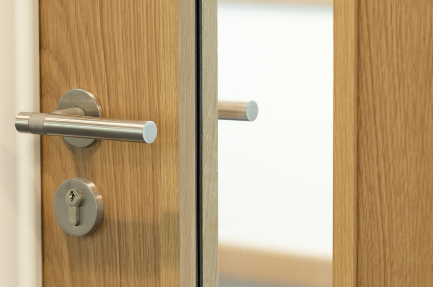 Bei der Auswahl von Türen mit thermischer Trennung sollten Sie auf die Qualität und die Eigenschaften des internen Wärmedämmstoffs achten Bei der Auswahl von Türen mit thermischer Trennung sollten Sie auf die Qualität und die Eigenschaften des internen Wärmedämmstoffs achten