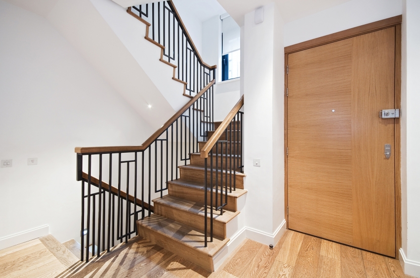 Laut Kundenrezensionen löst die Installation einer thermischen Tür das Problem der Zugluft in einem Privathaus oder einer Wohnung. Laut Kundenrezensionen löst die Installation einer thermischen Tür das Problem der Zugluft in einem Privathaus oder einer Wohnung.