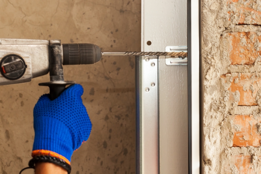 Es ist zu beachten, dass eine wichtige Nuance bei der Installation von Türen mit thermischer Trennung die korrekte Installation der Box und die Isolierung der Nähte ist. Es ist zu beachten, dass eine wichtige Nuance bei der Installation von Türen mit thermischer Trennung die korrekte Installation der Box und die Isolierung der Nähte ist.