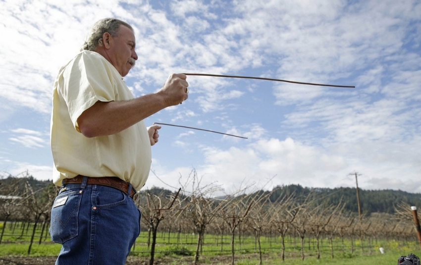 Poszukiwanie wody na miejscu można przeprowadzić za pomocą radiestezji Poszukiwanie wody na miejscu można przeprowadzić za pomocą radiestezji