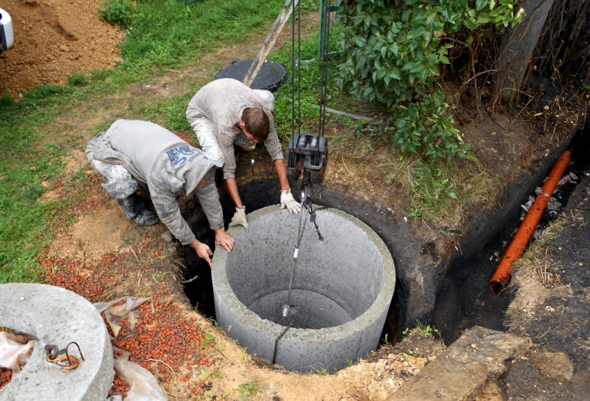 Podczas montażu pierścieni do studni ważne jest dokładne wyrównanie elementów Podczas montażu pierścieni do studni ważne jest dokładne wyrównanie elementów