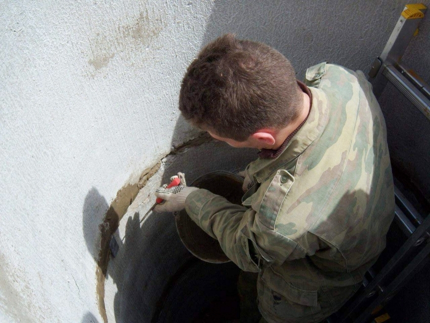 Proces uszczelniania połączeń między pierścieniami szybkowiążącą mieszanką cementową Proces uszczelniania połączeń między pierścieniami szybkowiążącą mieszanką cementową