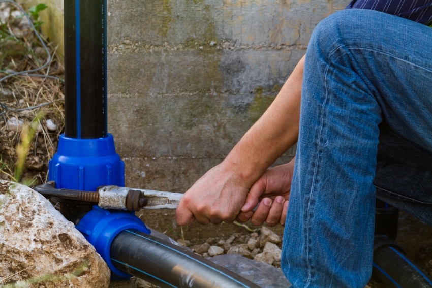 Do mocowania i łączenia rur stosuje się specjalne adaptery i kształtki Do mocowania i łączenia rur stosuje się specjalne adaptery i kształtki