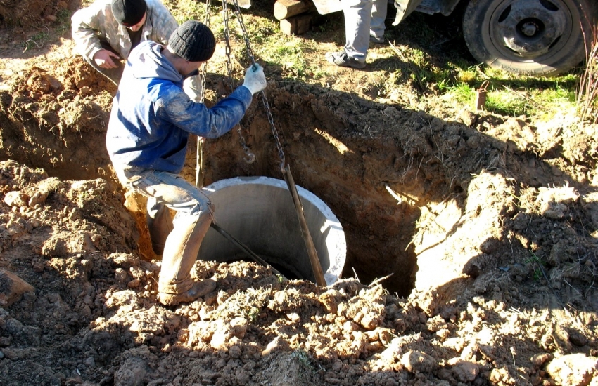 W celu obniżenia pierścieni żelbetowych do studni warto skorzystać z linek i specjalnych łączników, które dostarcza producent W celu obniżenia pierścieni żelbetowych do studni warto skorzystać z linek i specjalnych łączników, które dostarcza producent