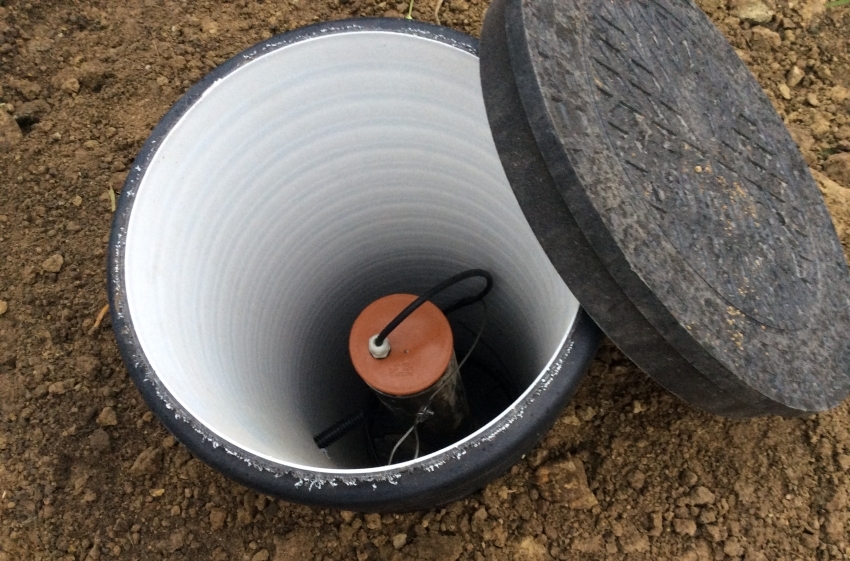 Ważnym etapem doprowadzania wody do domu ze studni jest ułożenie kesonu, jego docieplenie i docieplenie Ważnym etapem doprowadzania wody do domu ze studni jest ułożenie kesonu, jego docieplenie i docieplenie