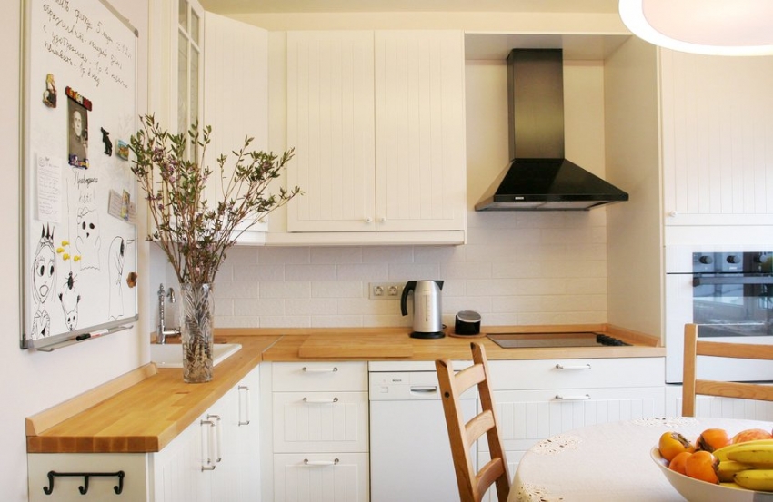 כאשר מקשטים מטבח בלבן, עדיף להשתמש במנורות ובמנורות עם גוון צהוב. כאשר מקשטים מטבח בלבן, עדיף להשתמש במנורות ובמנורות עם גוון צהוב.