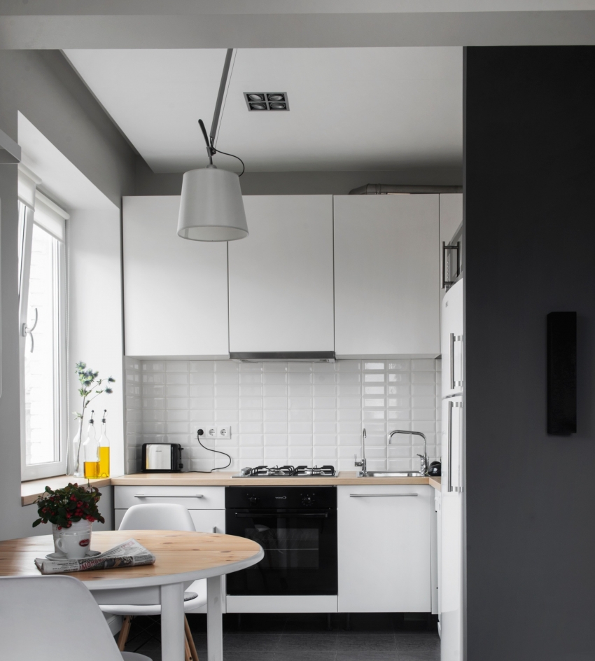 אחת הדרכים המעניינות ביותר לקשט את התקרה במטבח היא להשתמש בתקרות דו-מפלסיות עם תאורת LED, בעוד אריחי backsplash מבריקים חזותיים מרחיבים את החלל. אחת הדרכים המעניינות ביותר לקשט את התקרה במטבח היא להשתמש בתקרות דו-מפלסיות עם תאורת LED, בעוד אריחי backsplash מבריקים חזותיים מרחיבים את החלל.