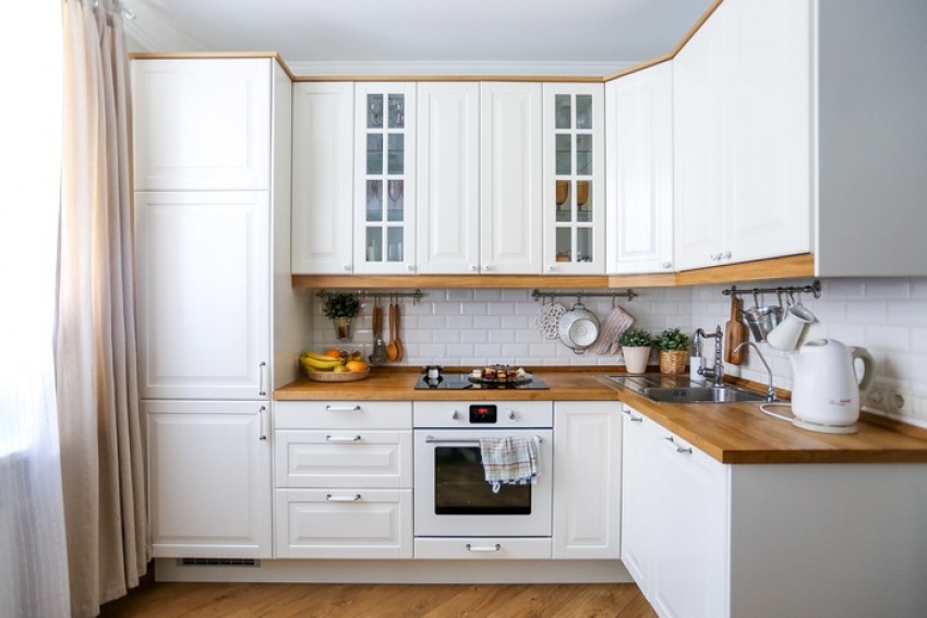 עדיף להשתמש בצבע רחיץ לצביעת התקרה במטבח. עדיף להשתמש בצבע רחיץ לצביעת התקרה במטבח.