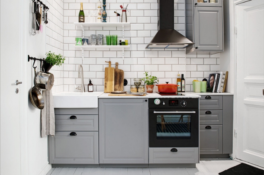 ניתן לספק שטח אחסון נוסף במטבח קטן באמצעות מגוון מדפים ווים ניתן לספק שטח אחסון נוסף במטבח קטן באמצעות מגוון מדפים ווים